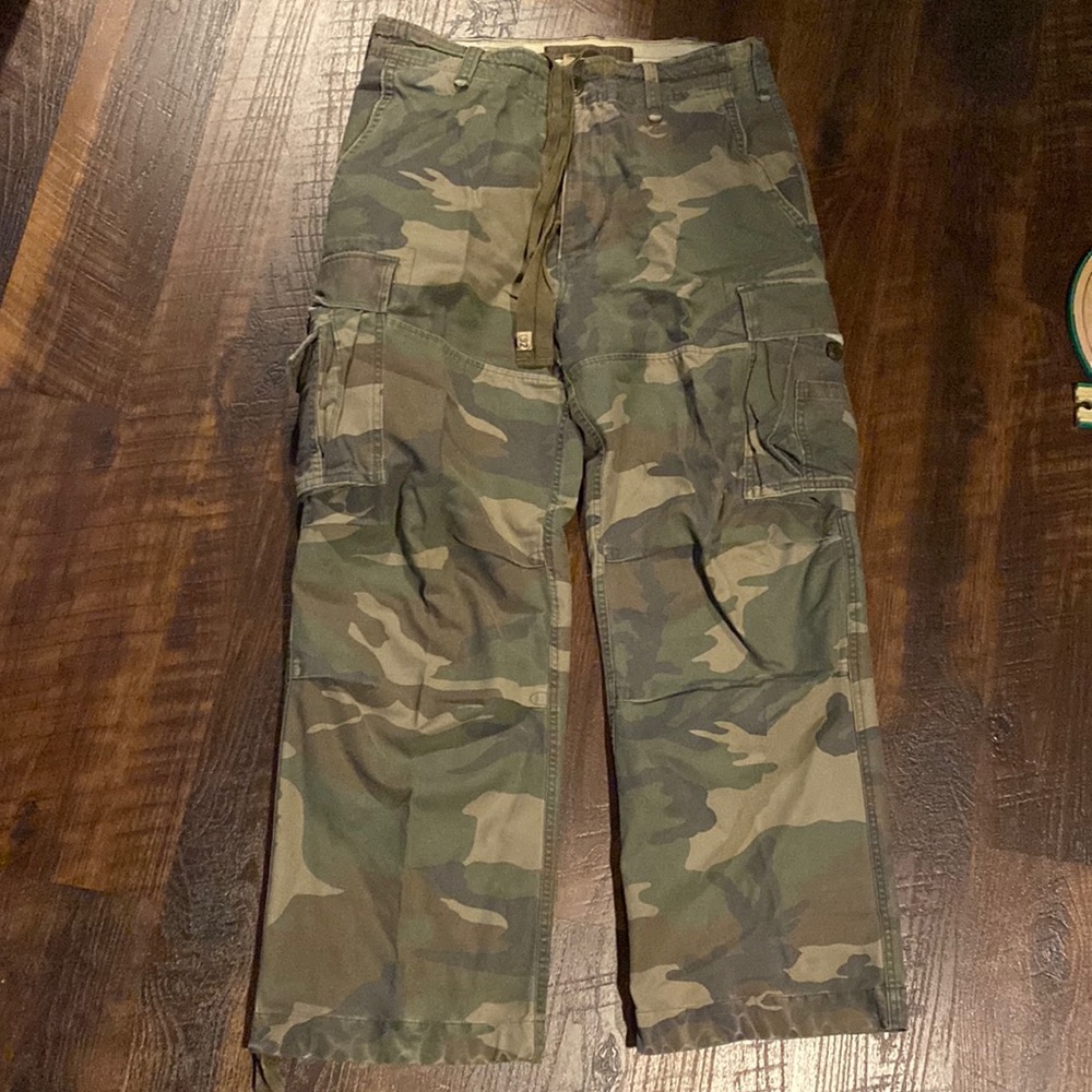 Vintage Abercrombie and Fitch Cargo pants in fatigue print! Circa 2000s!